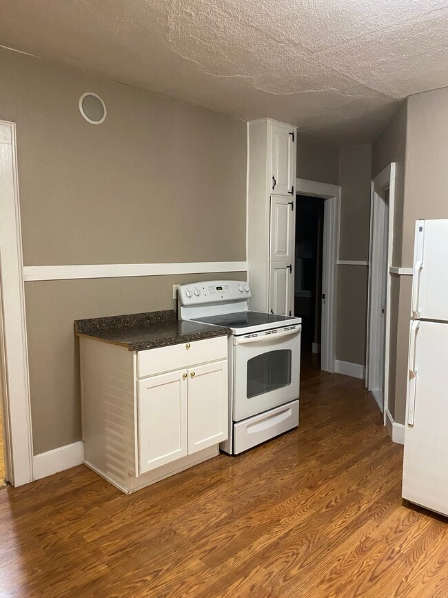 527 Champlain St unit SecondLevel, Berlin, NH 03570 - photo 2