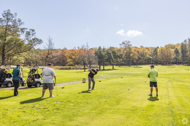 King’s Mountain Golf Course offers nine holes beside Vin De Matrix Winery.