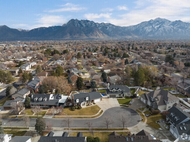 Large custom homes with mountain views line this culdesac in Murray.