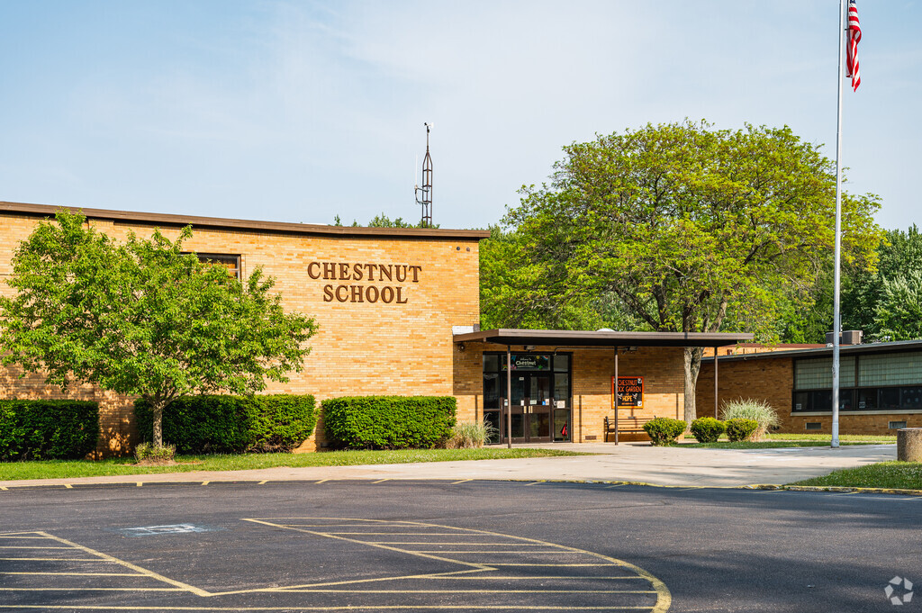 The main entrance of Chestnut Elementary School in North Olmsted, Ohio.