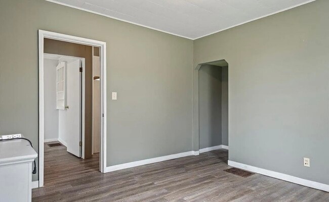 1127 N 6th St unit 2, Springfield, IL 62702 - photo 4