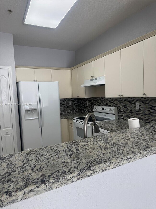 7250 NW 177th St unit 10716, Hialeah, FL 33015 - photo 6