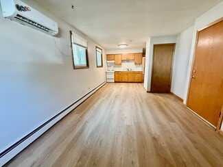 818 5th St NW, Waverly, IA 50677