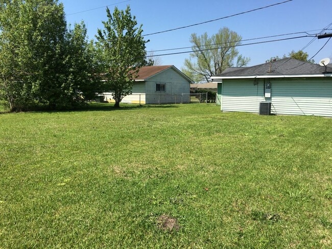 145 S Dexter Dr, Westwego, LA 70094 - photo 2