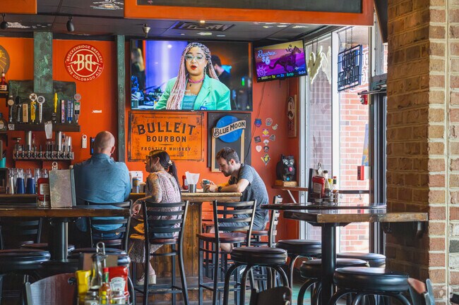 MoJo's Urban Eatery has a lively bar that has rotating beers near Westside.