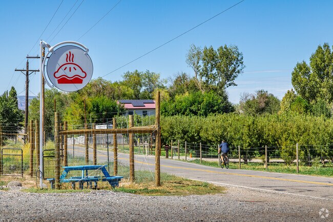 Find roadside country eateries like Palisade Pies in East Orchard Mesa.
