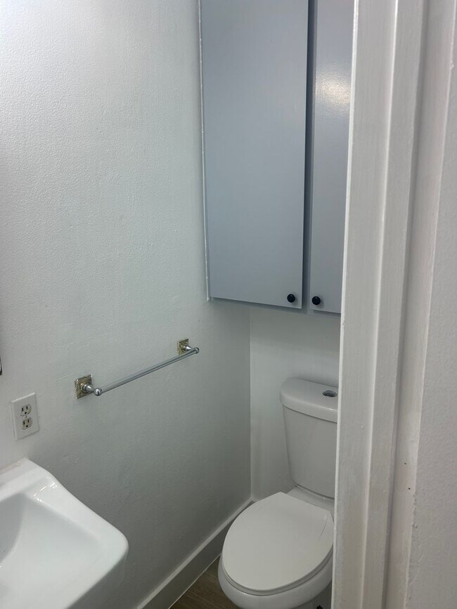 Apartment in San Carlos Creek-Side Views Available for Lease!, San Carlos, CA 94070 - photo 2