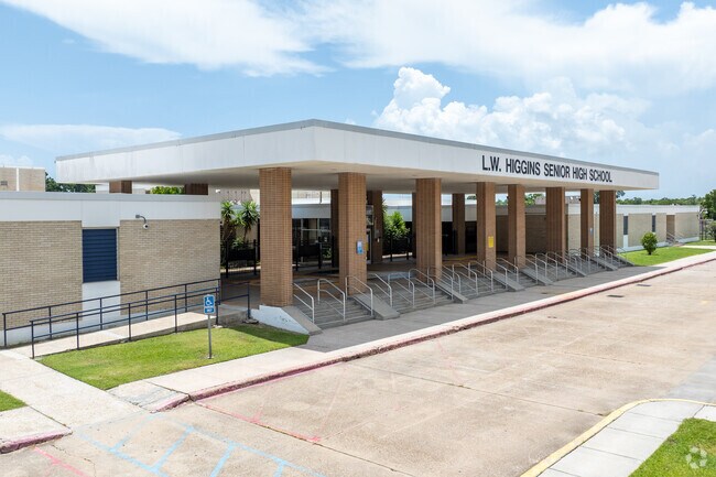 L.W. Higgins High School ha a 28:1 student to teacher ratio.