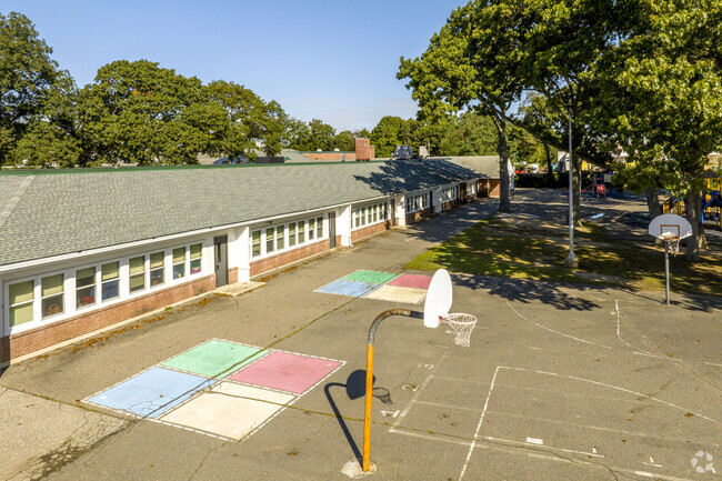 Unqua Elementary School in East Massapequa has 478 students in grades K-5 with a ratio of 11:1.