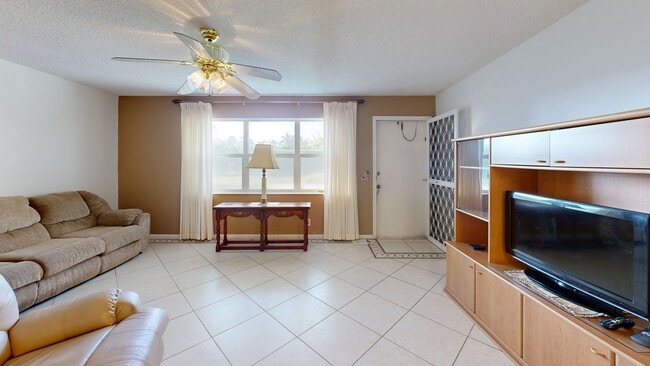 480 Horizons W unit 102, Boynton Beach, FL 33435 - photo 3