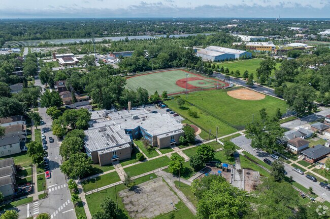 Higgins Elementary Community Academy is located conveniently in a residential area.