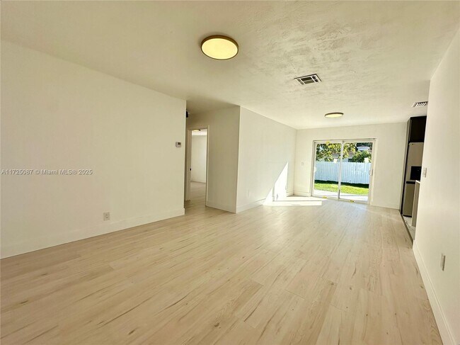 629 SW 4th St, Hallandale Beach, FL 33009 - photo 4