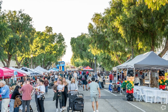 Celebrate with hundreds of locals in events like Holiday on High Street in December.