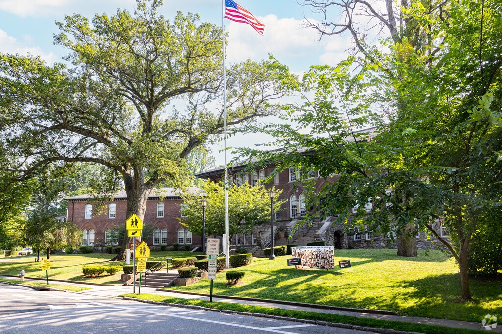 Siwanoy School in Pelham Manor, New York is in a residential area.