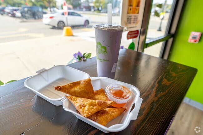 Teame Boba sells freshly made boba tea and smoothie drinks as well as food items in nearby McHenry.