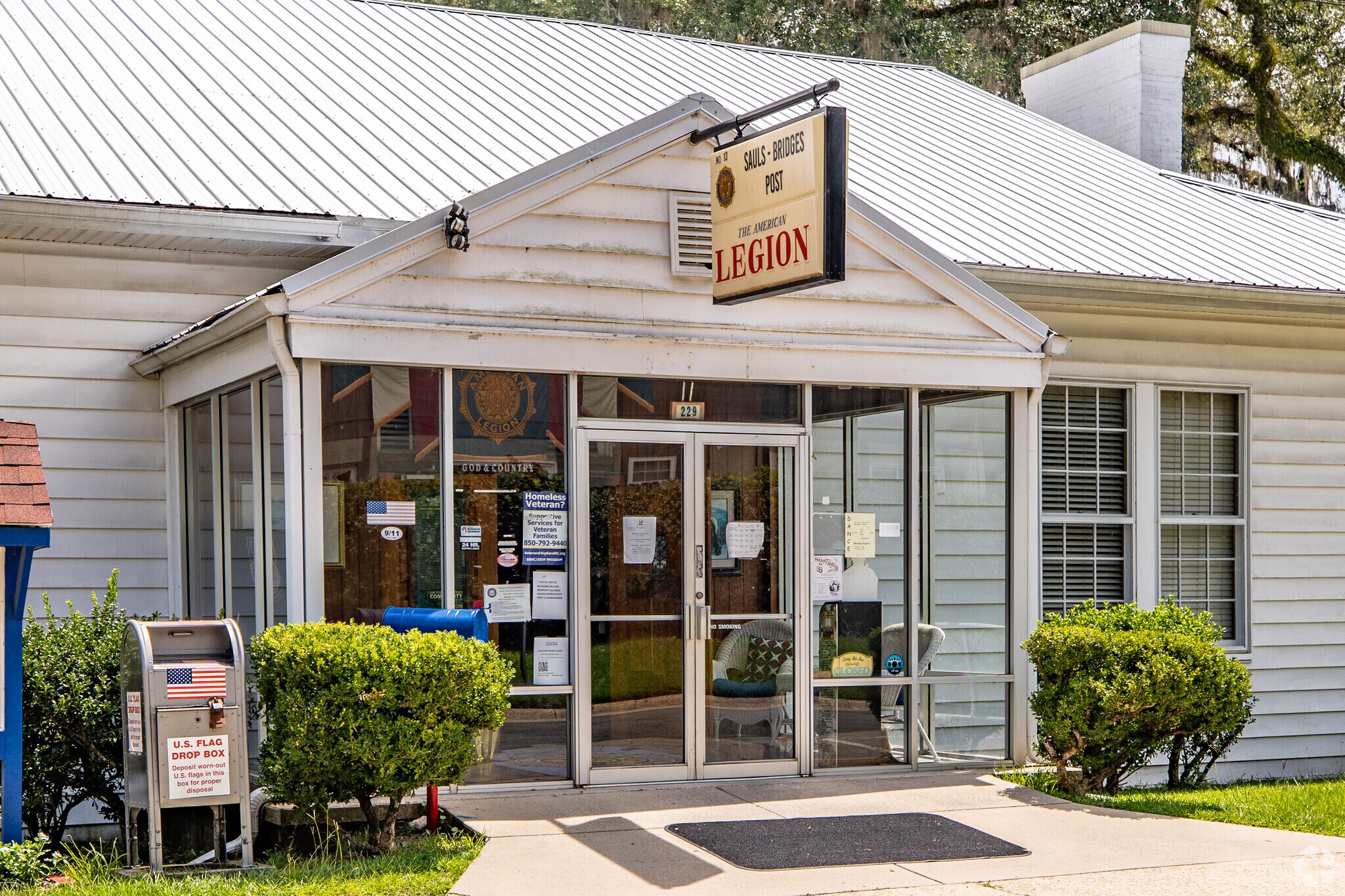 Have a fun time at the Lake Ella Farmer's Market on the weekends.