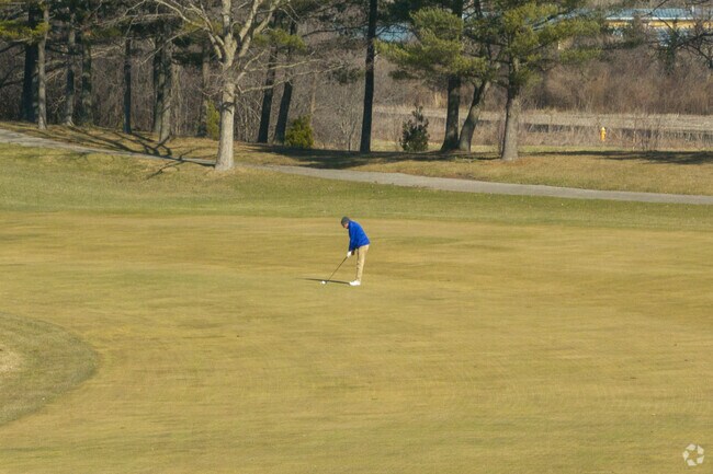 Golfers enjoy living next to the 18-hole course at Kemper Lakes Golf Club,