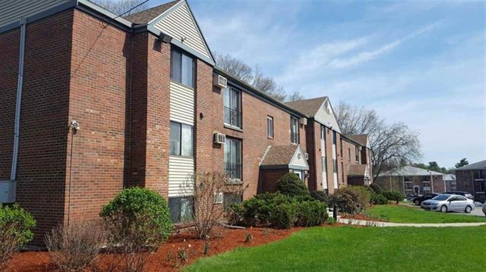 80 English Village Rd unit King Richard, Manchester, NH 03102 - photo 1