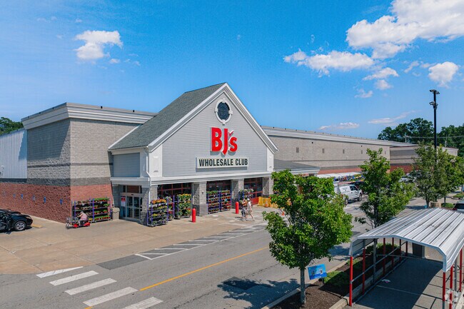 Locals of Ward Hill can shop for their groceries at their local BJ's.