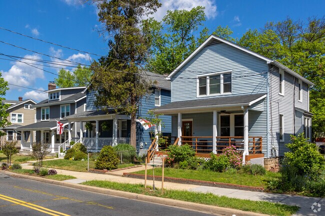 Beautiful landscaping and manicured lawns surround the elegant homes of Woodridge.