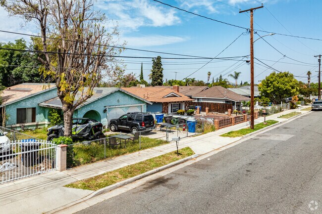 There are single-story homes in the more established parts of the Casa Blanca neighborhood.