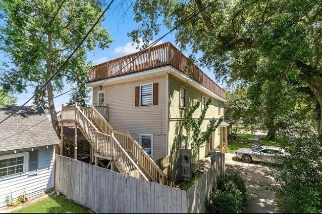 2135 Mirabeau Ave unit HUGE 1BDR ALL UTILIT, New Orleans, LA 70122 - photo 2