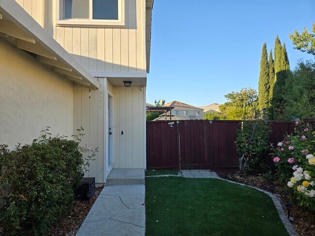 8421 Locust Place N, Dublin, CA 94568 - photo 2