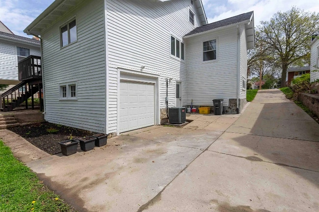 1215 Mt Pleasant St, Dubuque, IA 52001 - photo 2