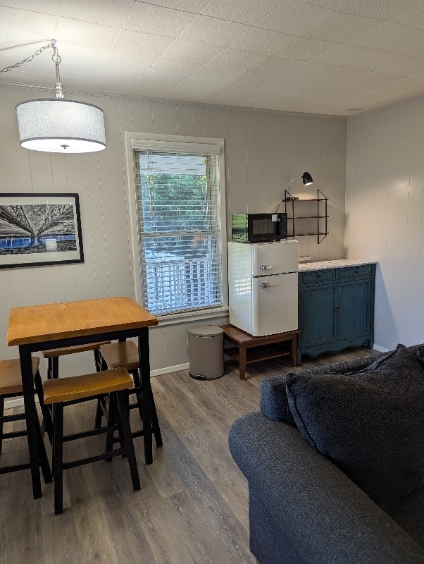 6 E Glade St, Glade Spring, VA 24340