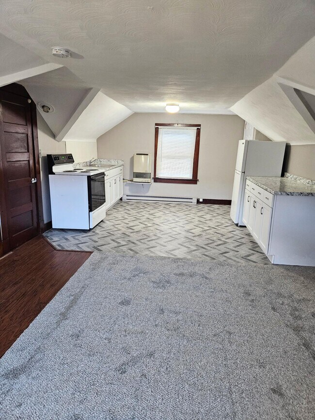 43-3 George St unit 3rd Floor, Bristol, CT 06010 - photo 3