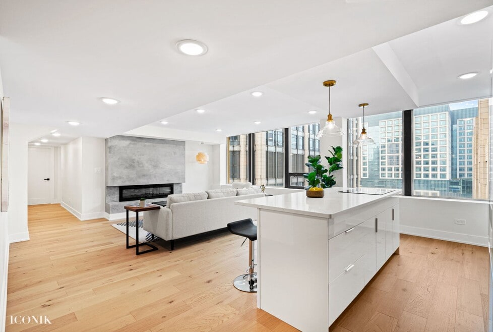 626 N State St unit 4R, Chicago, IL 60654 - photo 1