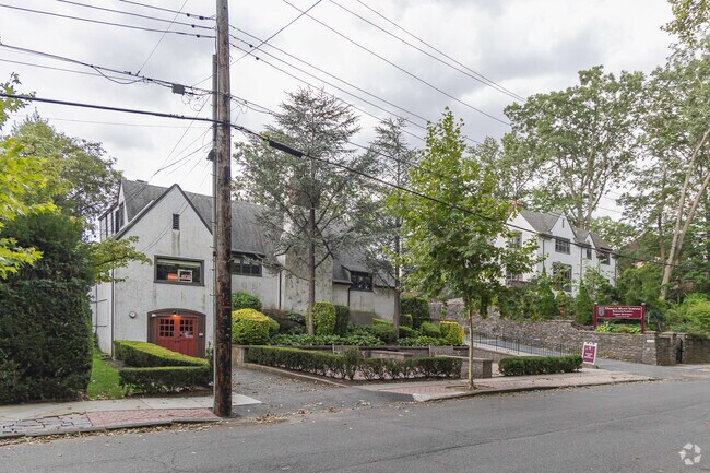 Horace Mann Lower Division serves 436 students in grades Kindergarten-5.