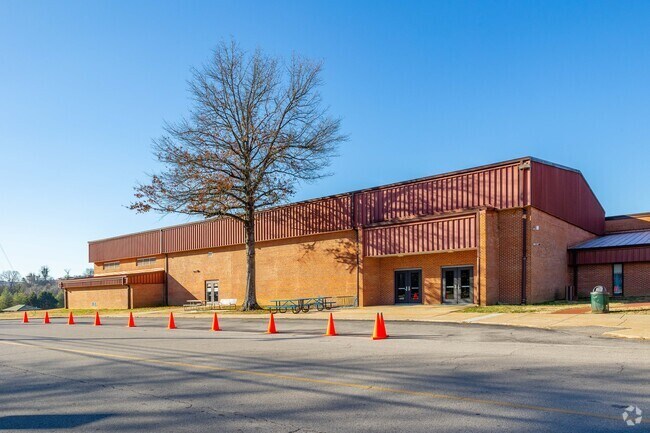 Riverside Elementary School has a gymnasium for indoor exercise in Columbia.