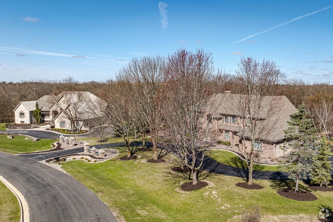 Enjoy wide-open spaces and elegant homes throughout Ottawa’s neighborhoods.