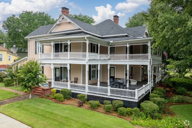 Historic homes can be found on Temple Avenue and College Street in College Temple.