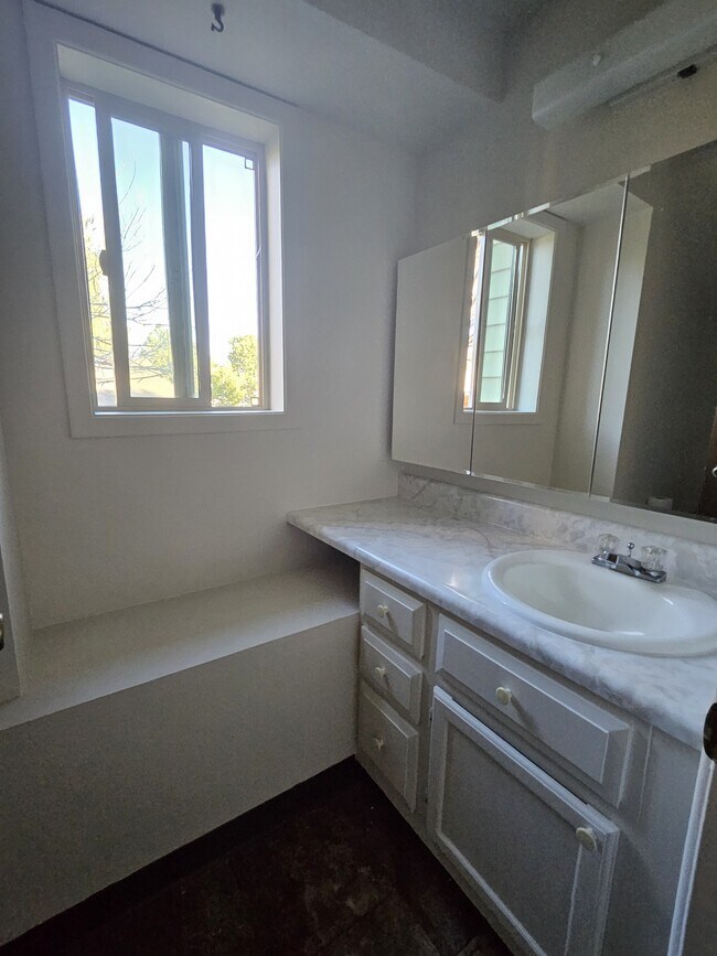 2 bed/1.5 bath with garage