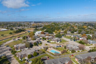 1001 E Adoue St, Alvin, TX 77511