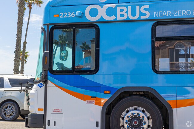 Quick PCH access and public transportation keeps Edwards Hill close to the shoreline.