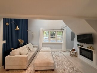 11 N Shore St, Warwick, RI 02889