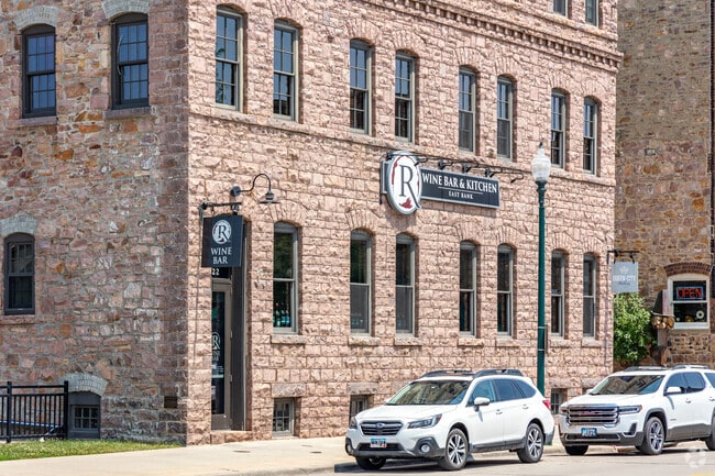 R Wine Bar & Kitchen is a highly rated restaurant just north of McKennan Park.