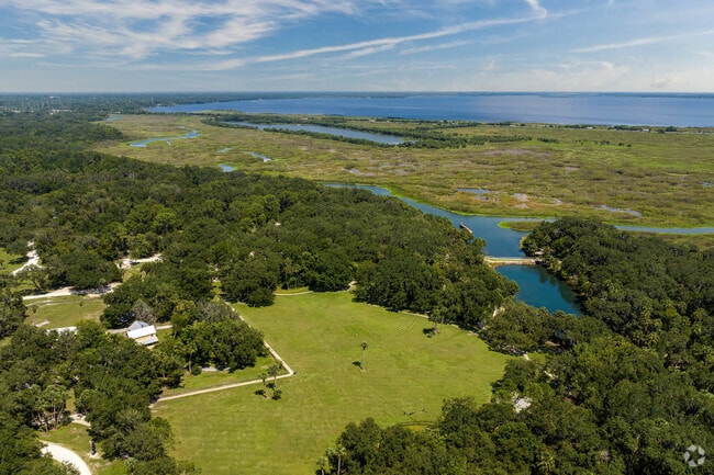 Plantation Estates' Gemini Springs Park provides expansive recreation spaces.