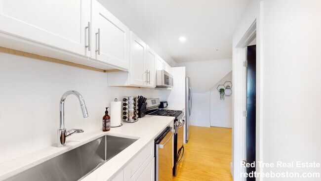 659 South St unit 1, Waltham, MA 02453 - photo 3