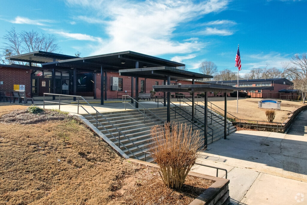 Az Kelsey Academy has a student-teacher ratio of 5 to 1.