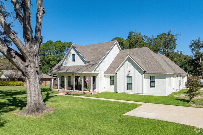 Newer custom builds in Cherokee Village come with various architectural features.