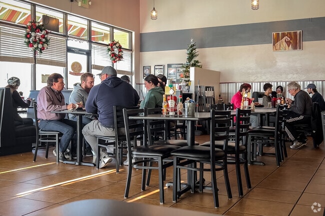 Mo Joe's serves classic American breakfasts in a high-ceilinged environment.