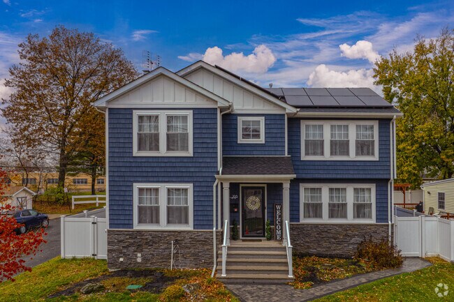 Traditional architecture and big lots define Sewaren’s family-oriented charm.