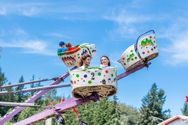 The Gray Harbor County Fair is a major local event and 30 minutes by car from West End, WA.