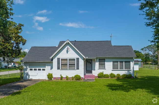 Historic traditional style homes in Seabrook, TX are charming and well-maintained, offering a sense of history and community.