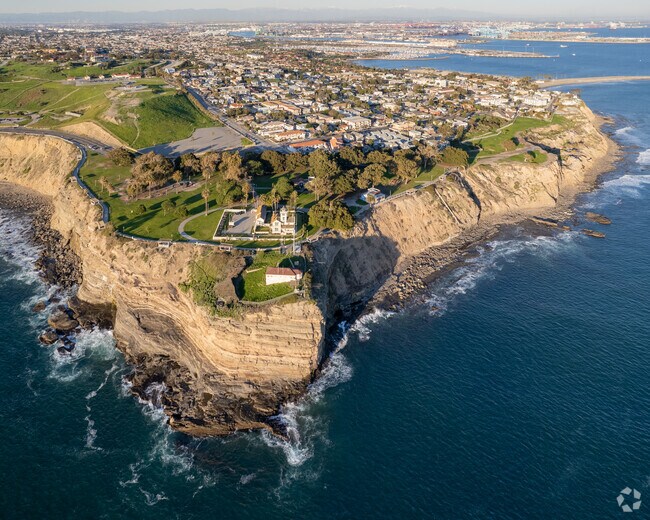 The edges of the San Pedro neighborhood show a steep drop off into the ocean.