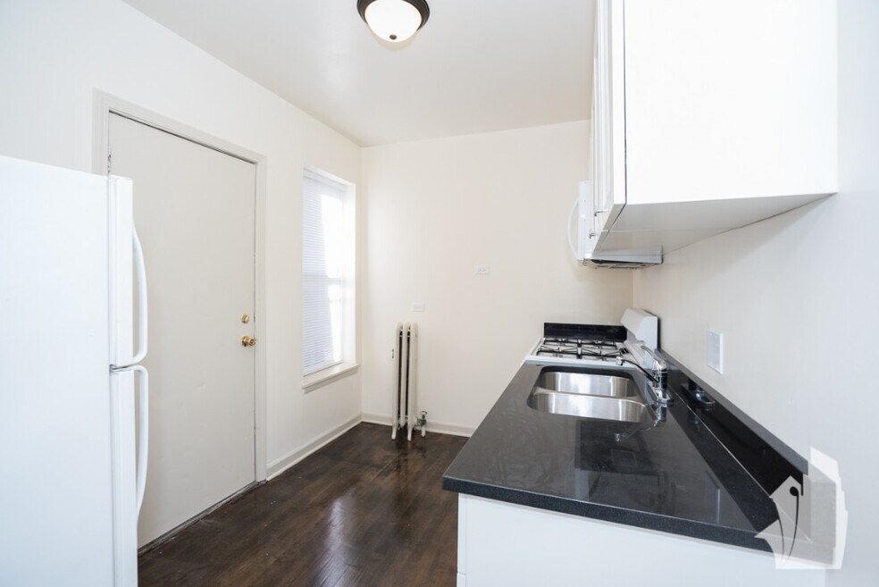 908 W Montrose Ave unit GDN, Chicago, IL 60613 - photo 1